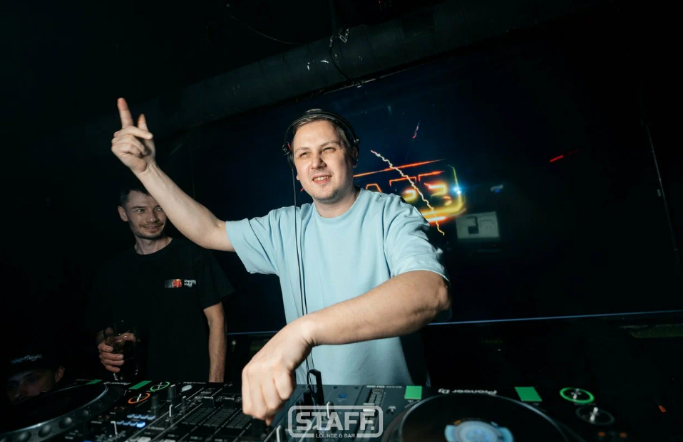 DJ